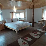 Guest house камината
